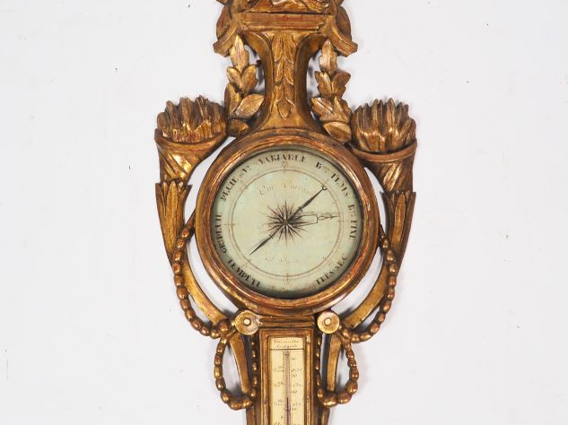 Baromètre en bois sculpté et doré, de style Louis XVI, à décor de colo
