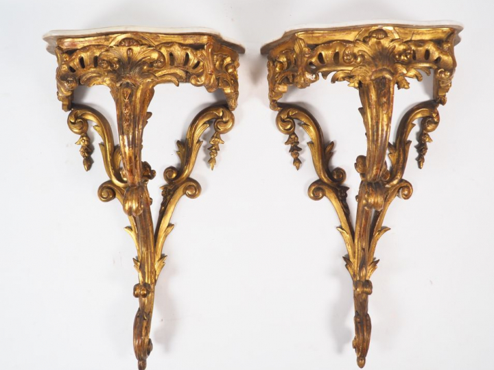 Paire de petites consoles Régence, en bois sculpté et doré, à décor aj