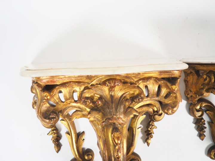 Paire de petites consoles Régence, en bois sculpté et doré, à décor aj