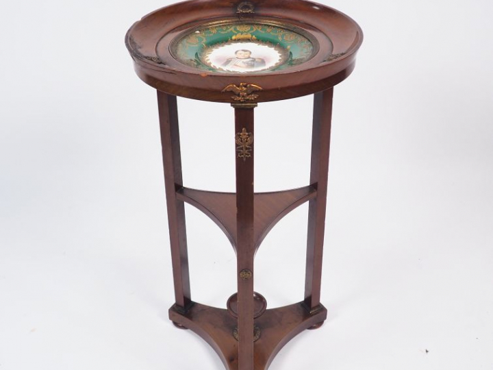 Guéridon tripode de style Empire en acajou et placage d'acajou, orné e