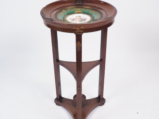 Vente aux enchères Guéridon tripode de style Empire en acajou et placage d'acajou, orné e