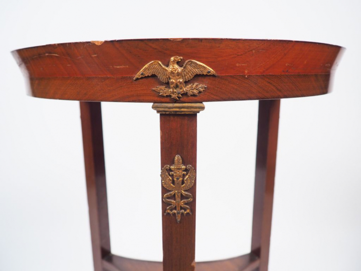 Guéridon tripode de style Empire en acajou et placage d'acajou, orné e