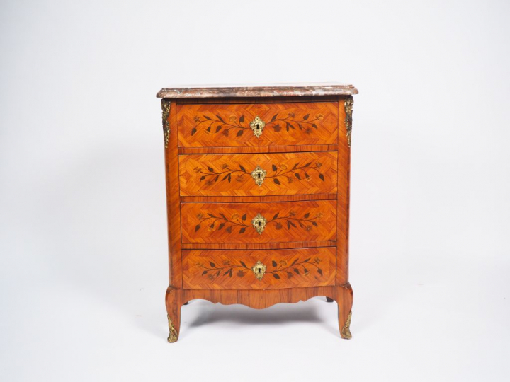 Petit chiffonnier de style Louis XV en marqueterie, ouvrant à quatre t