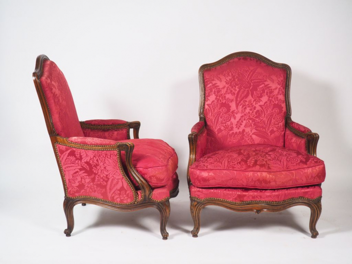 Paire de bergères de style Louis XV, en bois naturel mouluré et sculpt