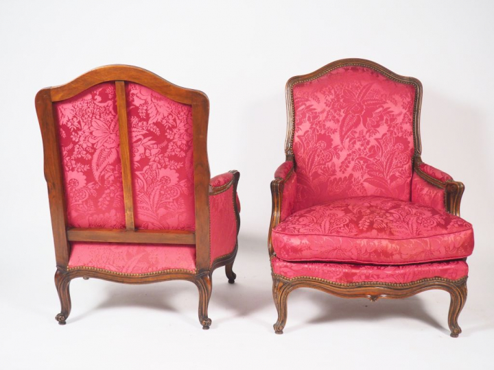 Paire de bergères de style Louis XV, en bois naturel mouluré et sculpt