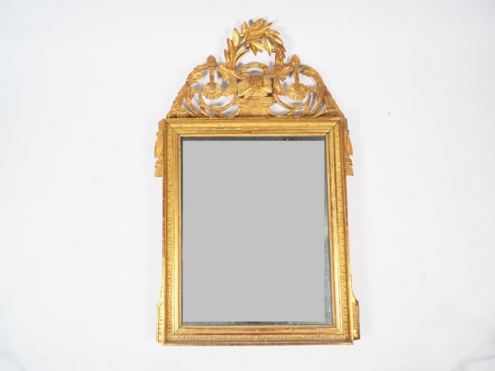 Miroir de style Louis XVI en bois et stuc doré, fronton ajouré à décor