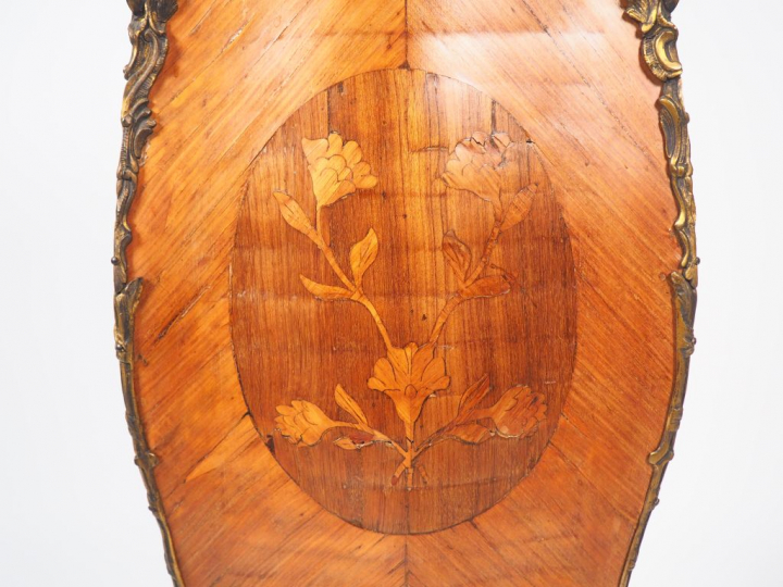 Meuble d'appui de style Louis XV, en bois de placage et marqueterie, à