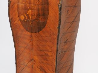 Meuble d'appui de style Louis XV, en bois de placage et marqueterie, à