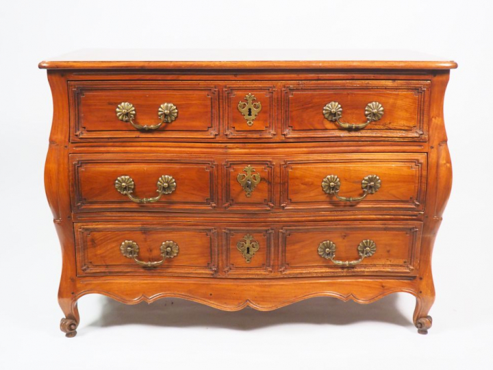 Commode tombeau Louis XV en merisier mouluré et sculpté, ouvrant à tro