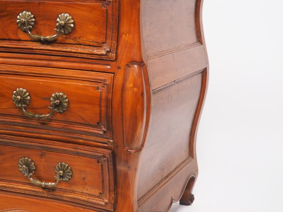 Commode tombeau Louis XV en merisier mouluré et sculpté, ouvrant à tro