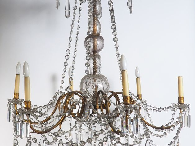 Grand lustre à pampilles en bronze et cristal éclairant à six lumières