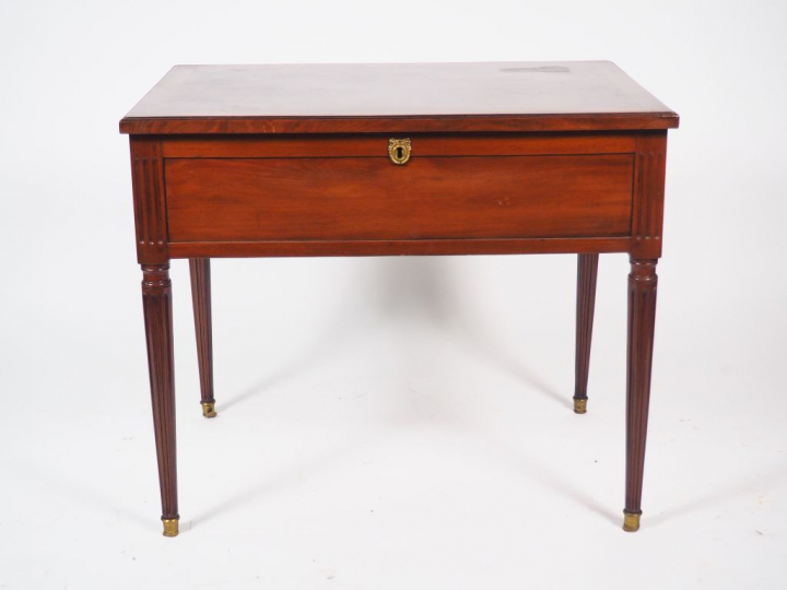 Poudreuse Louis XVI en acajou et placage d'acajou. Estampillée N. PETI