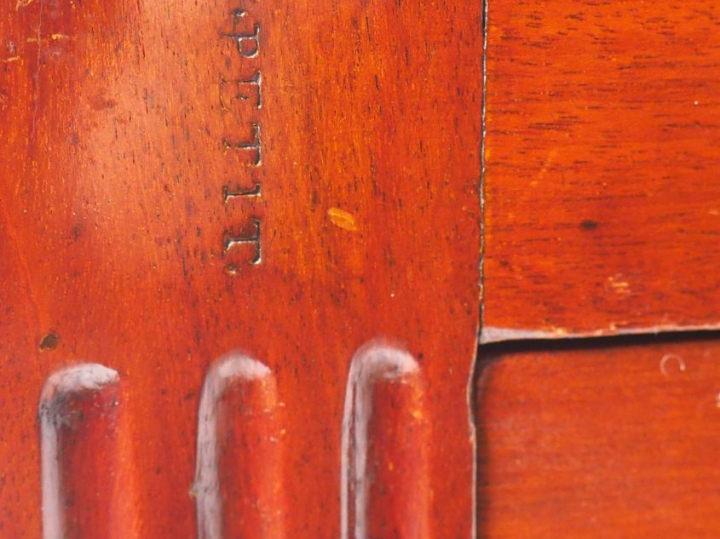 Poudreuse Louis XVI en acajou et placage d'acajou. Estampillée N. PETI