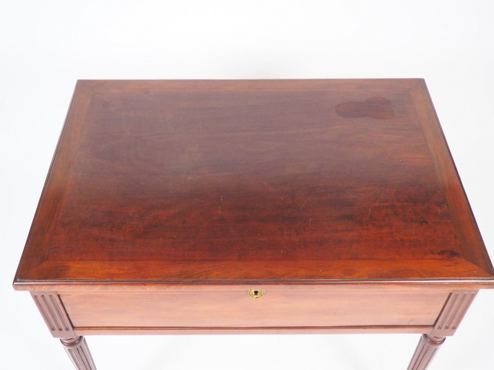 Poudreuse Louis XVI en acajou et placage d'acajou. Estampillée N. PETI