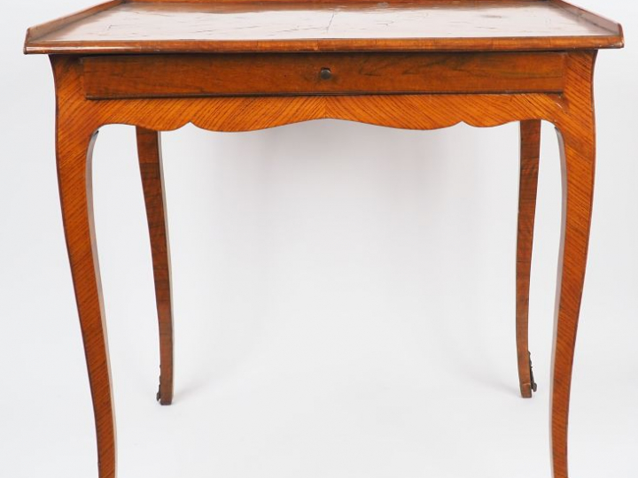Petite table à écrire Louis XV, en placage de bois de rose et marquete