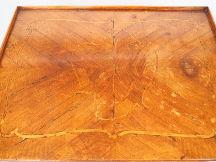 Petite table à écrire Louis XV, en placage de bois de rose et marquete