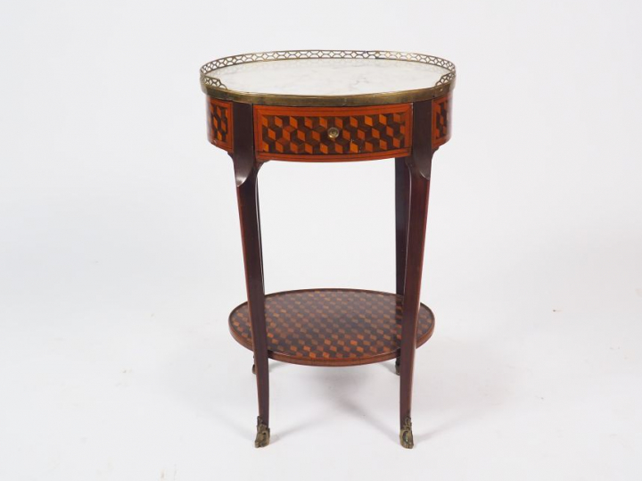 Guéridon tambour Louis XVI, en marqueterie à motif de cubes, ouvrant à