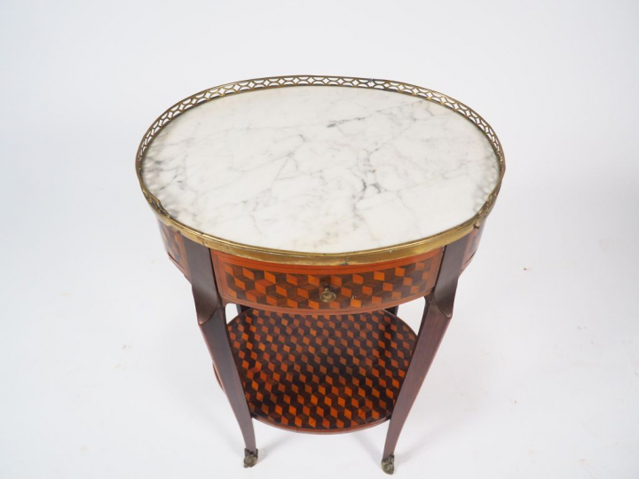 Guéridon tambour Louis XVI, en marqueterie à motif de cubes, ouvrant à