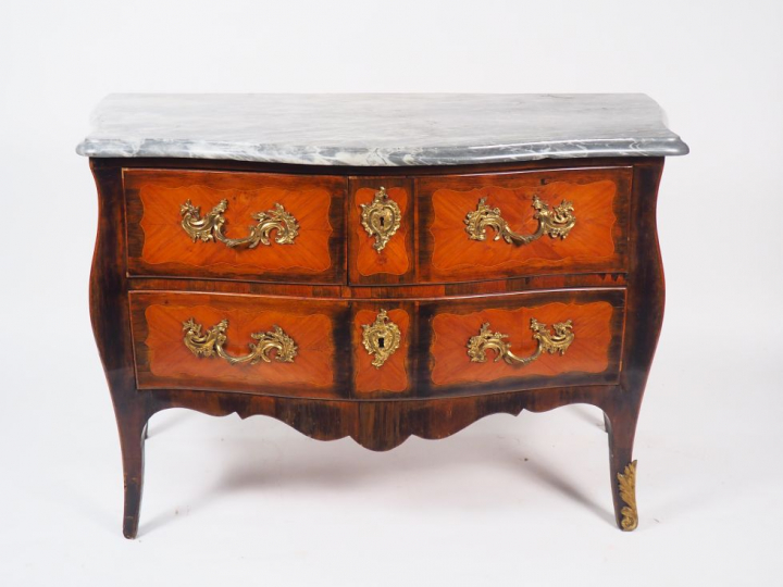 Commode Louis XV en marqueterie, ouvrant à deux tiroirs, dessus marbre