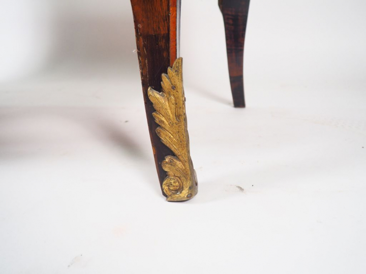 Commode Louis XV en marqueterie, ouvrant à deux tiroirs, dessus marbre