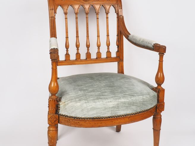 Fauteuil Directoire en noyer mouluré et sculpté, à décor de rosaces, d