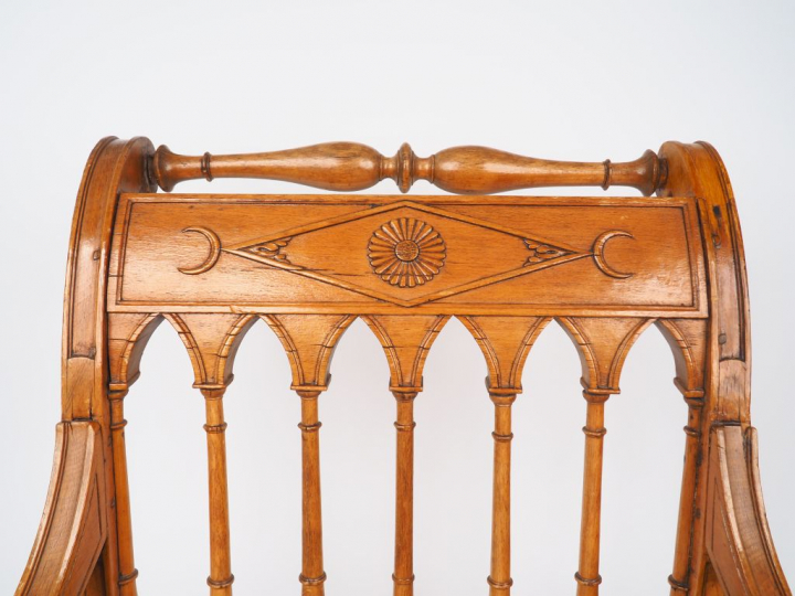 Fauteuil Directoire en noyer mouluré et sculpté, à décor de rosaces, d