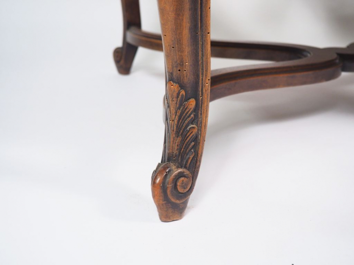 Paire de fauteuils de style Régence en noyer mouluré et sculpté, accot