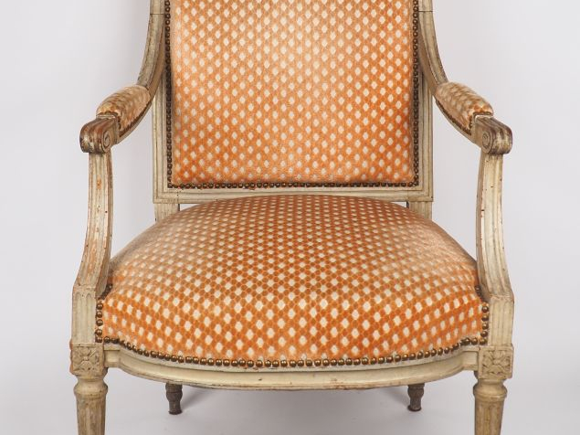 Fauteuil Louis XVI en bois laqué blanc mouluré et sculpté, pieds fusel