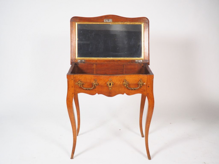 Petite coiffeuse de style Louis XV en marqueterie, à motif de rinceaux