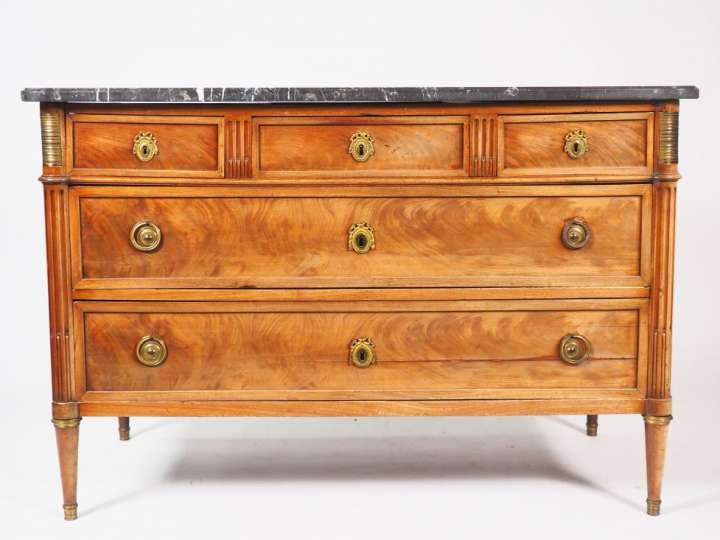 Commode Louis XVI en acajou, ouvrant à deux grands tiroirs en partie i