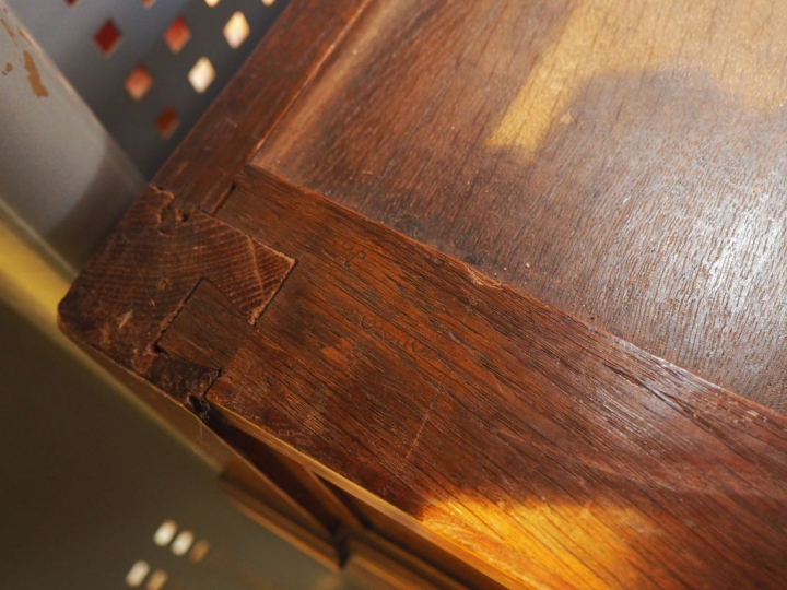 Commode Louis XVI en acajou, ouvrant à deux grands tiroirs en partie i