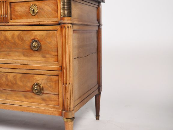 Commode Louis XVI en acajou, ouvrant à deux grands tiroirs en partie i