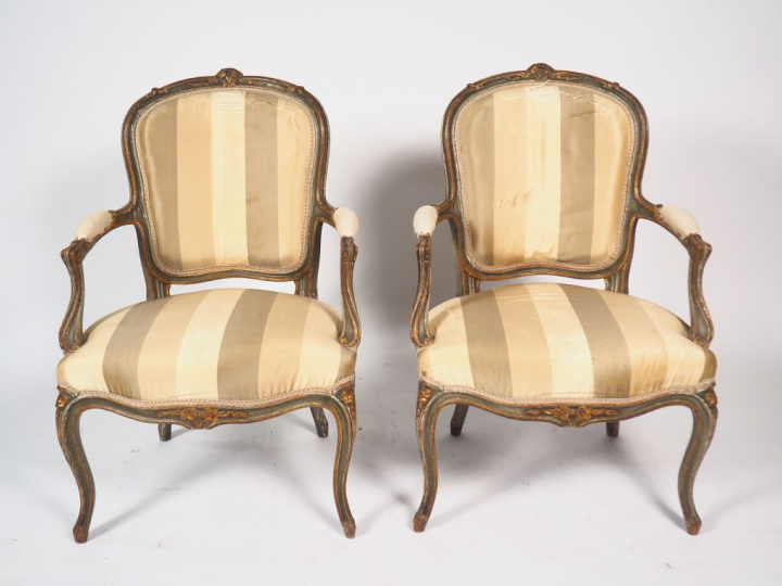 Paire de fauteuils cabriolet, de style Louis XV en bois laqué vert, ga