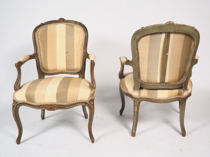 Paire de fauteuils cabriolet, de style Louis XV en bois laqué vert, ga