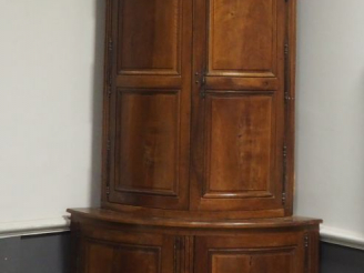 Vente aux enchères Encoignure à deux corps fin XVIIIème débu XIXème en noyer, ouvrant à q