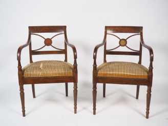 Vente aux enchères Paire de fauteuils de style anglais en bois teinté, dossier ajouré, pi