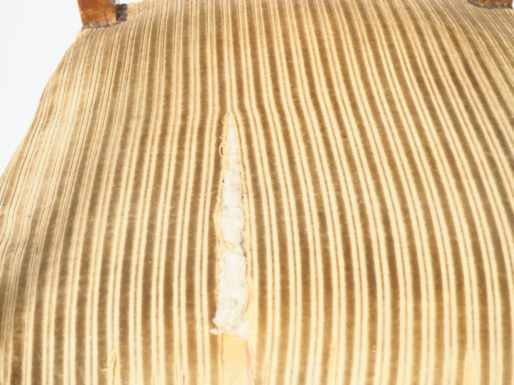 Paire de fauteuils de style anglais en bois teinté, dossier ajouré, pi