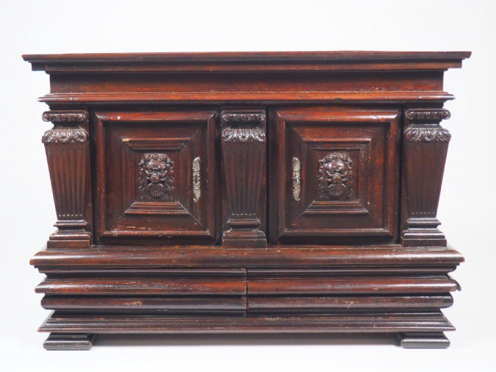 Coffre XIXème de style Haute-Epoque en noyer mouluré et sculpté, à déc