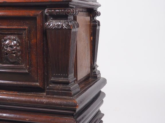 Coffre XIXème de style Haute-Epoque en noyer mouluré et sculpté, à déc