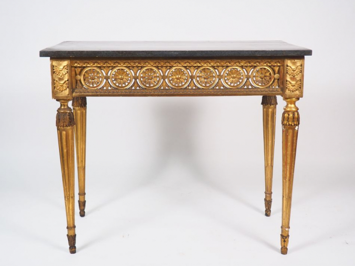 Console Louis XVI en bois sculpté et doré, ceinture ajourée et pieds c