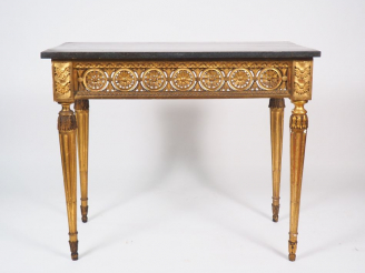 Vente aux enchères Console Louis XVI en bois sculpté et doré, ceinture ajourée et pieds c