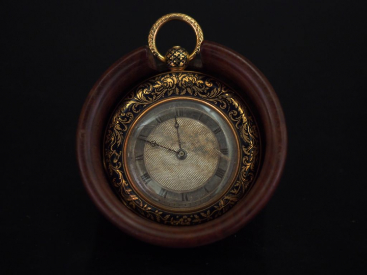Petite montre de gousset en or jaune et émail noir. Cadran à chiffres 