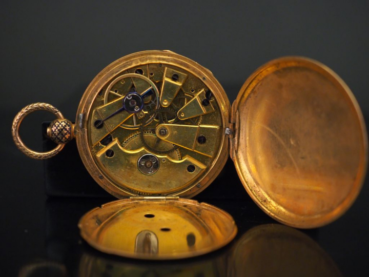 Petite montre de gousset en or jaune et émail noir. Cadran à chiffres 