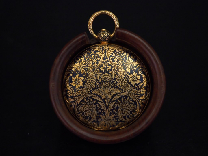 Petite montre de gousset en or jaune et émail noir. Cadran à chiffres 