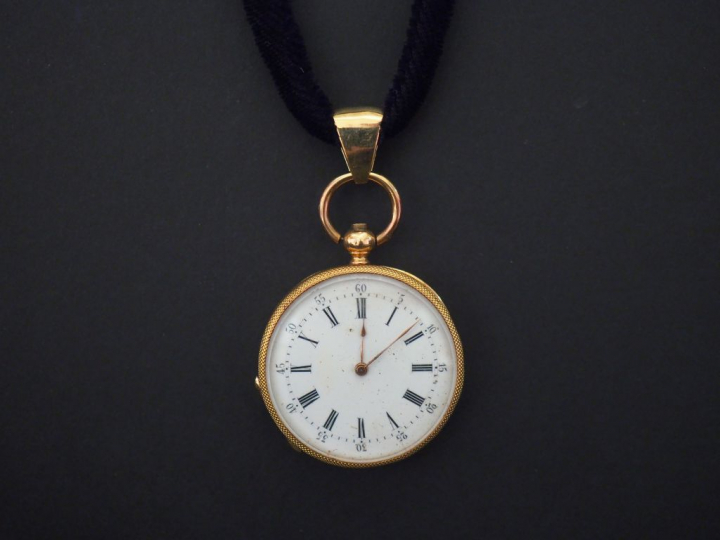 Montre de col en or jaune et émail noir.  Cadran à chiffres romains po
