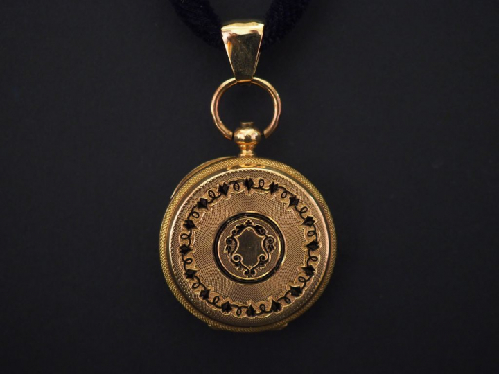 Montre de col en or jaune et émail noir.  Cadran à chiffres romains po