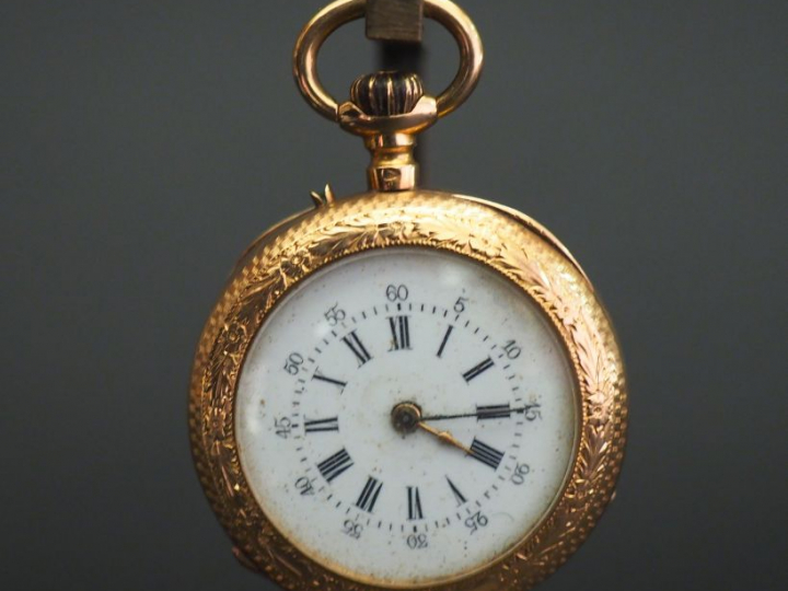 Montre de col en or jaune. Cadran à chiffres romains pour les heures e
