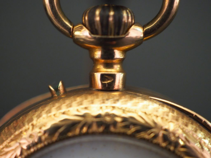 Montre de col en or jaune. Cadran à chiffres romains pour les heures e