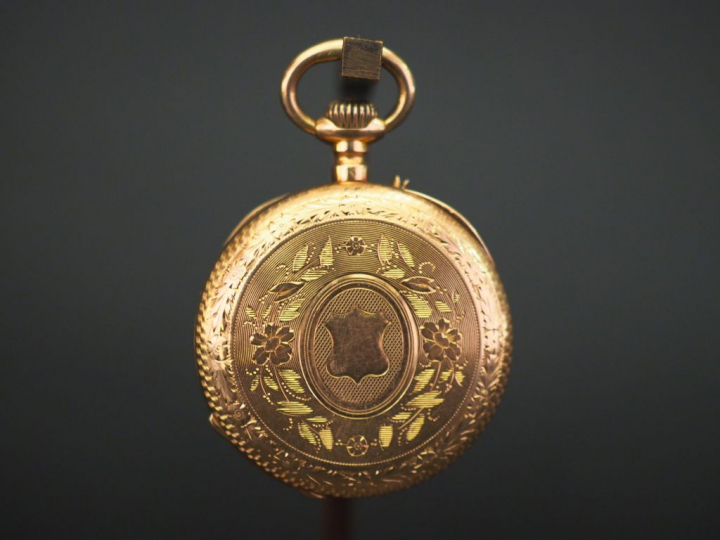 Montre de col en or jaune. Cadran à chiffres romains pour les heures e