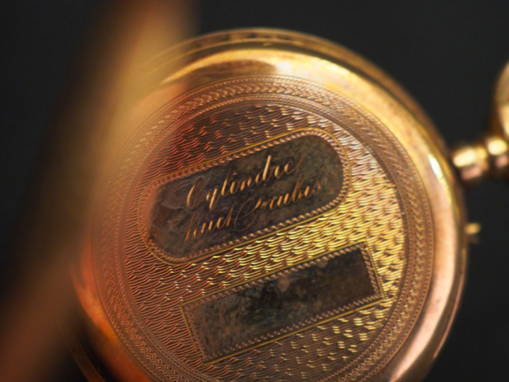 Montre de col en or jaune. Cadran à chiffres romains pour les heures e